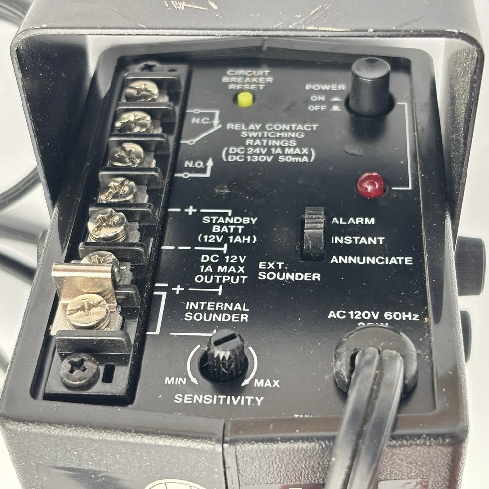 Safe House Invisible Pulsed Beam Infrared Photorelay Alarm 49-307 Radio Shack